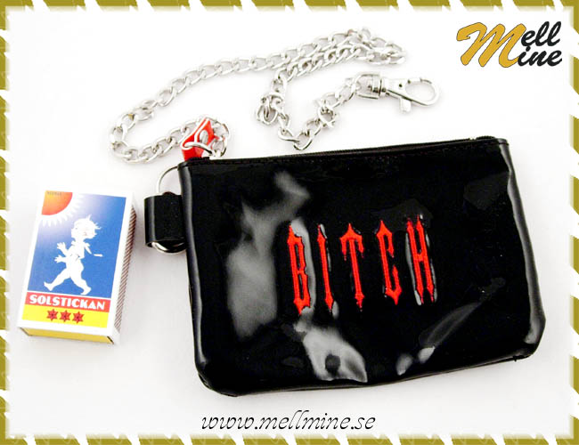 Pl�nbok/b�rs med texten BITCH, broderat motiv