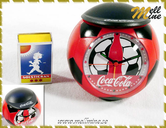Coca Cola v�ckarklocka med keps