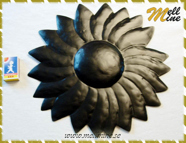 Husdekor/v�ggdekor, stor sol/blomma i pl�t
