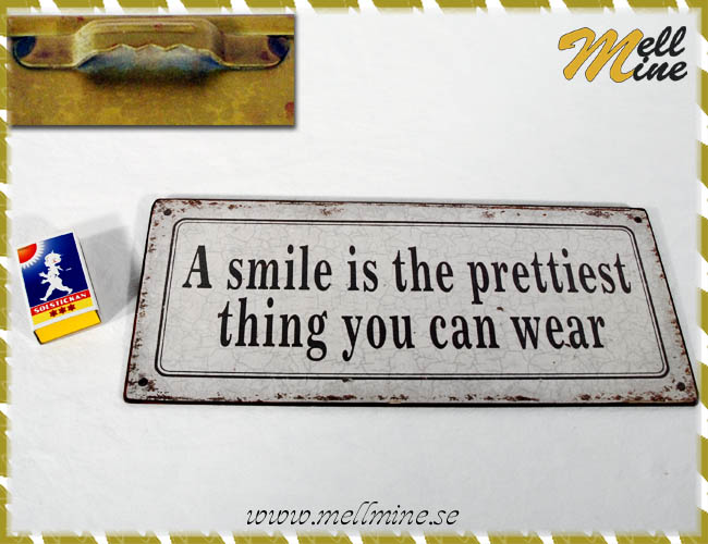 Emaljskylt - A smile is the prettiest...